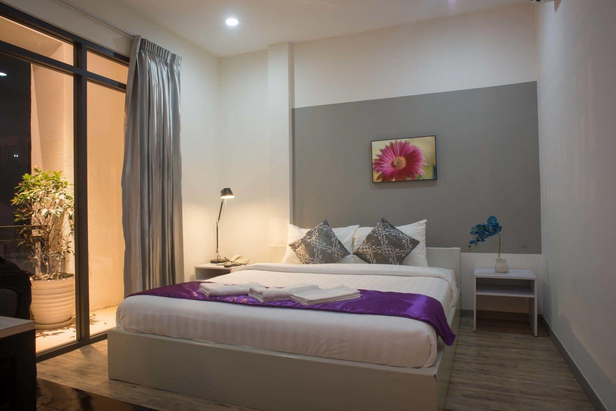 White Residence Hotel & Apartment Phnom Penh Exterior foto